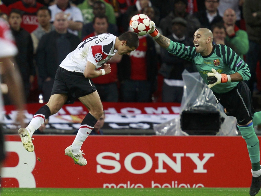 Игрок Барселоны Виктор Вальдес ловит мяч