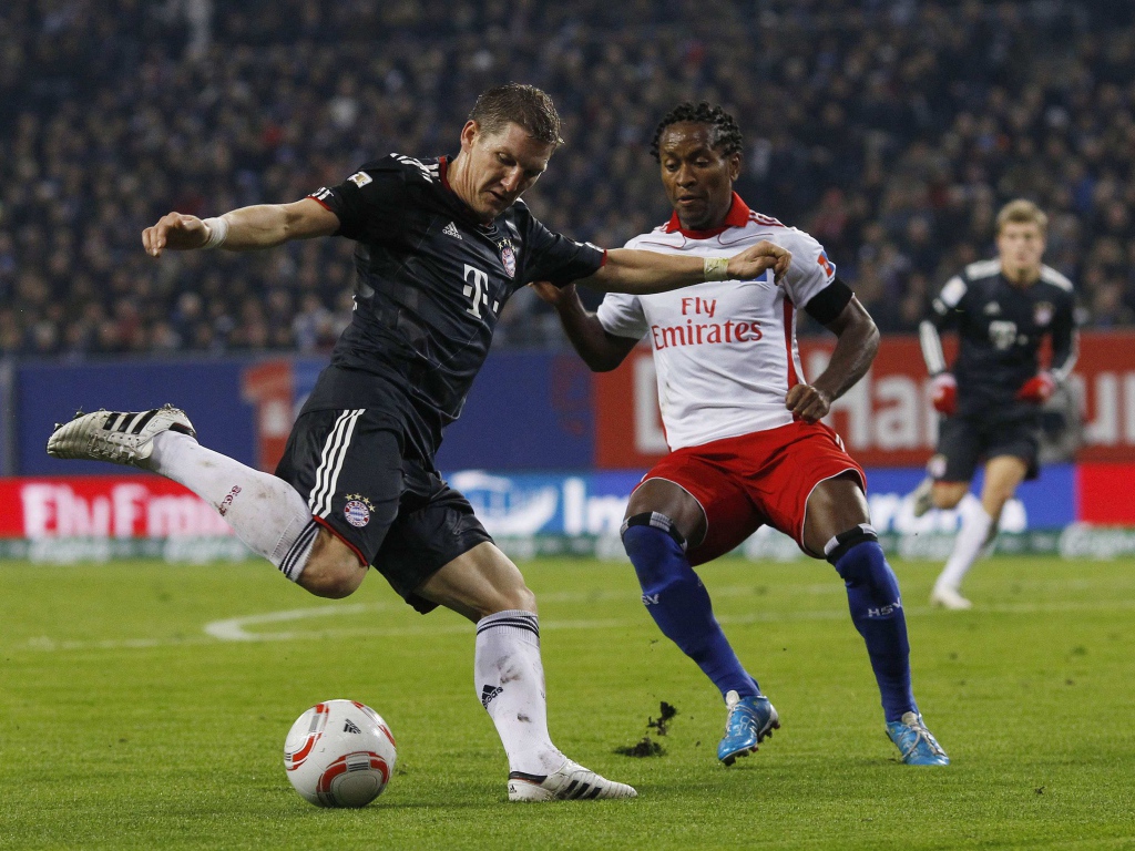 Игрок из Бавария Бастиан Швайнштайгер превосходной удар