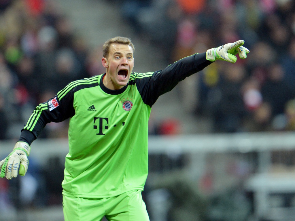 Игрок из Баварии Мануэль Нойер кричит тактику