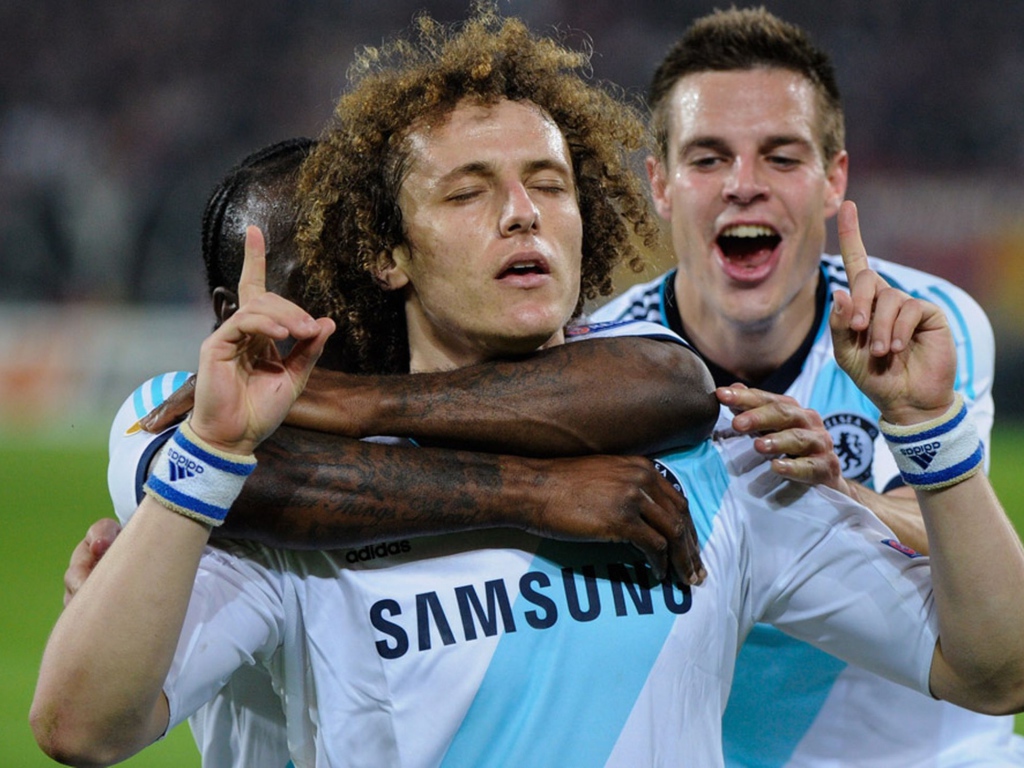  Игрок Челси Давид Луис торжествует победу