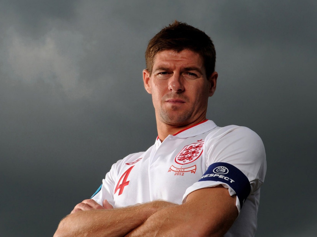 Игрок Ливерпуля Стивен Джеррард под небом