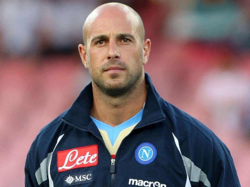 Игрок из Наполи Пепе Рейна перед игрой