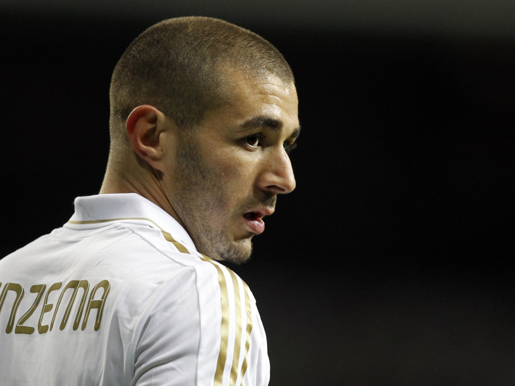 The player of Real Madrid Karim Benzema on the black background Desktop wallpapers 1024x768
