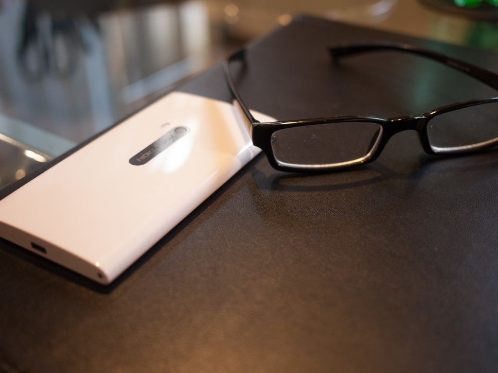 Белая Nokia Lumia 920 и очки