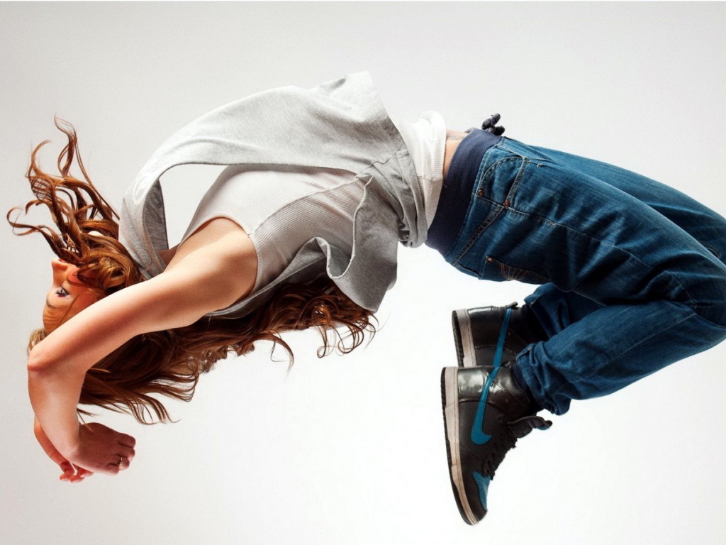 Девушка делает сальто