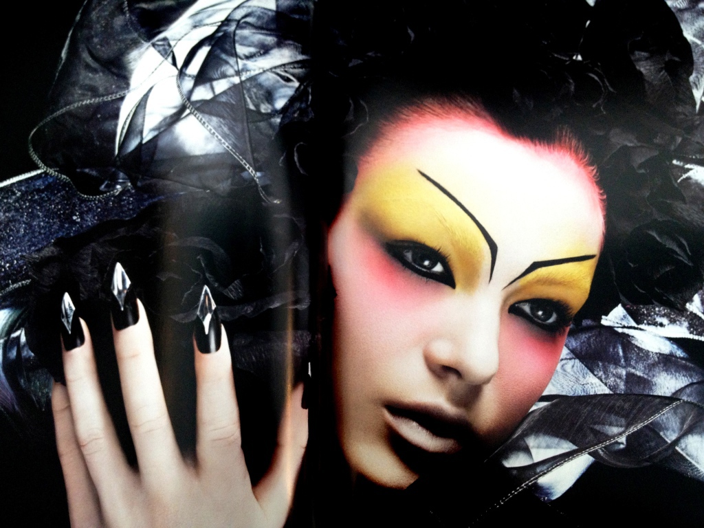 Фотография девушки из журнала