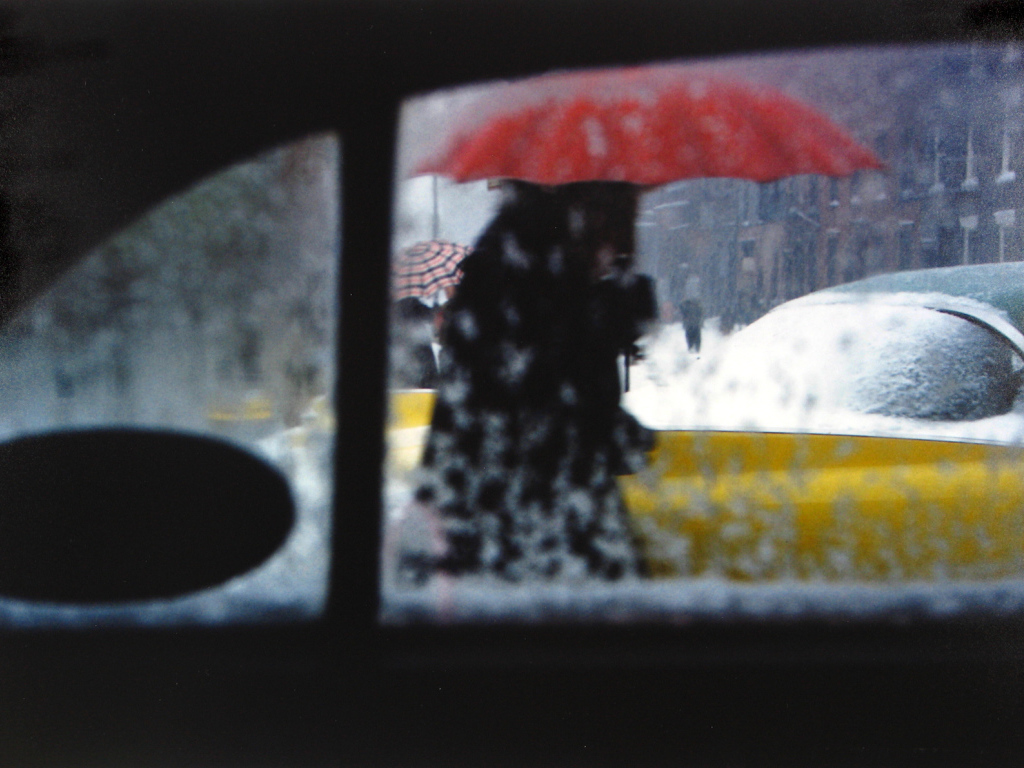 Фотография человека под красным зонтом