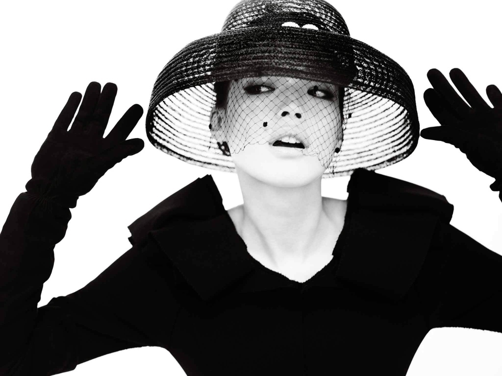 Женщина в шляпе, чёрно-белое фото