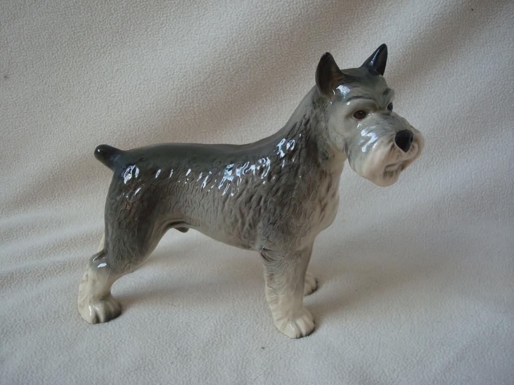 Фигурка собаки шнауцера