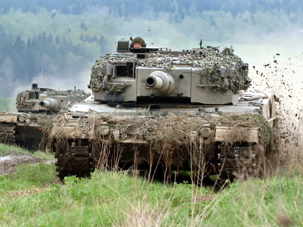 Бронемашина едет по полю