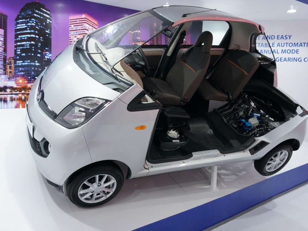 Автомобиль Tata Nano 2014 на дороге 