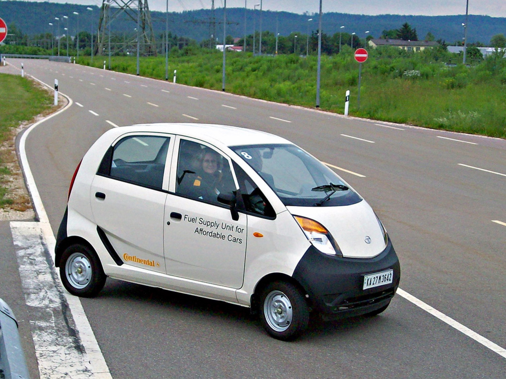 Красивый автомобиль Tata Nano 2014 в Москве