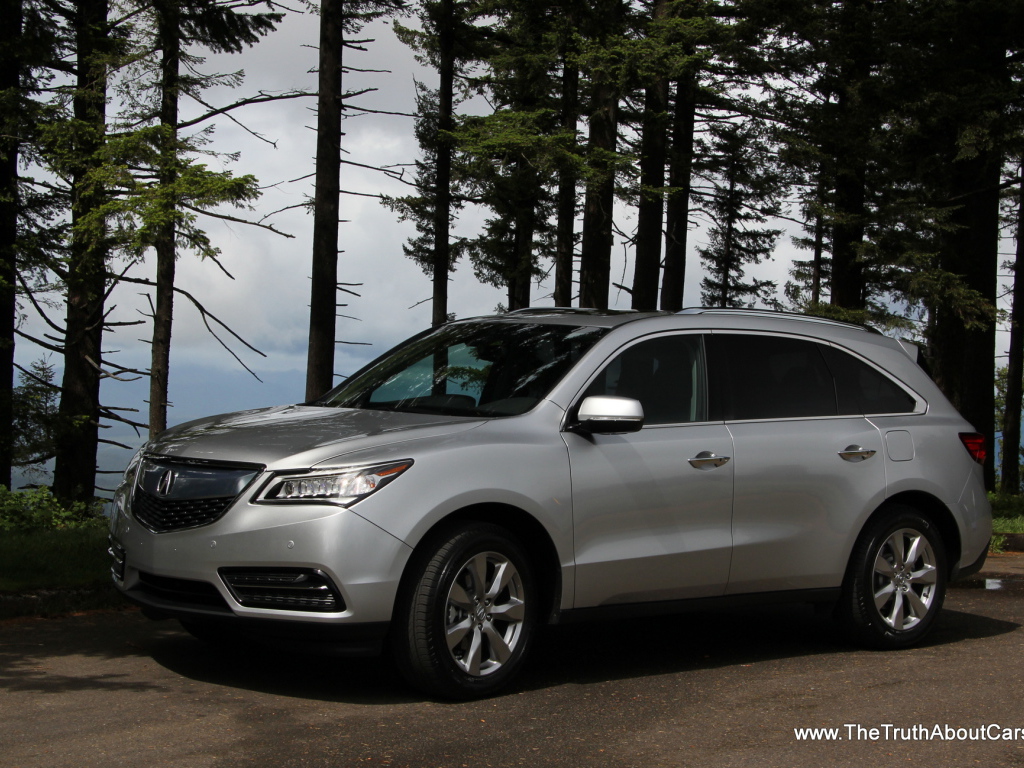 Автомобиль Acura RDX 2014 на дороге