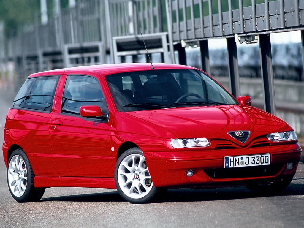 Красивый автомобиль Alfa Romeo 145