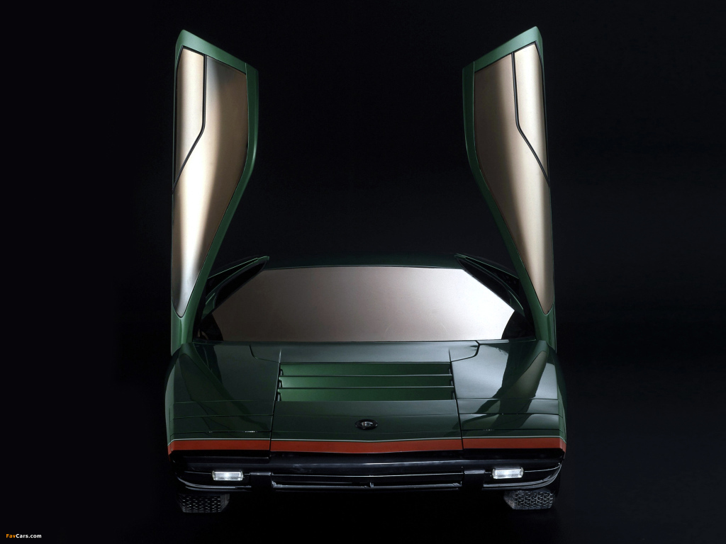 Красивый автомобиль Alfa Romeo carabo