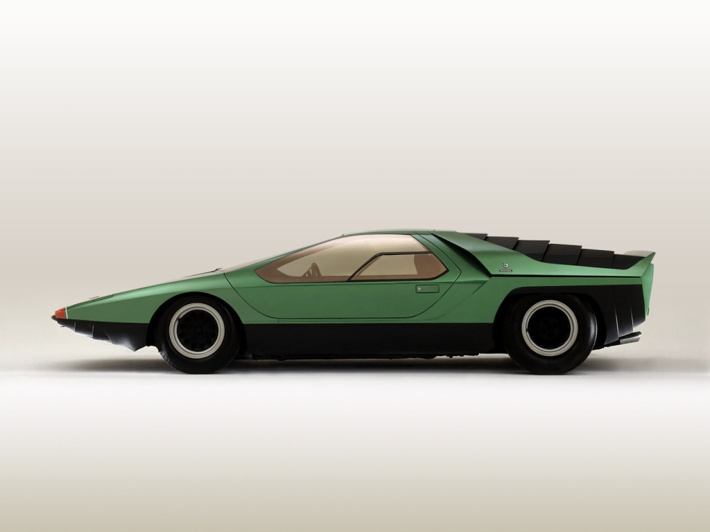 Красивый автомобиль Alfa Romeo carabo в Москве