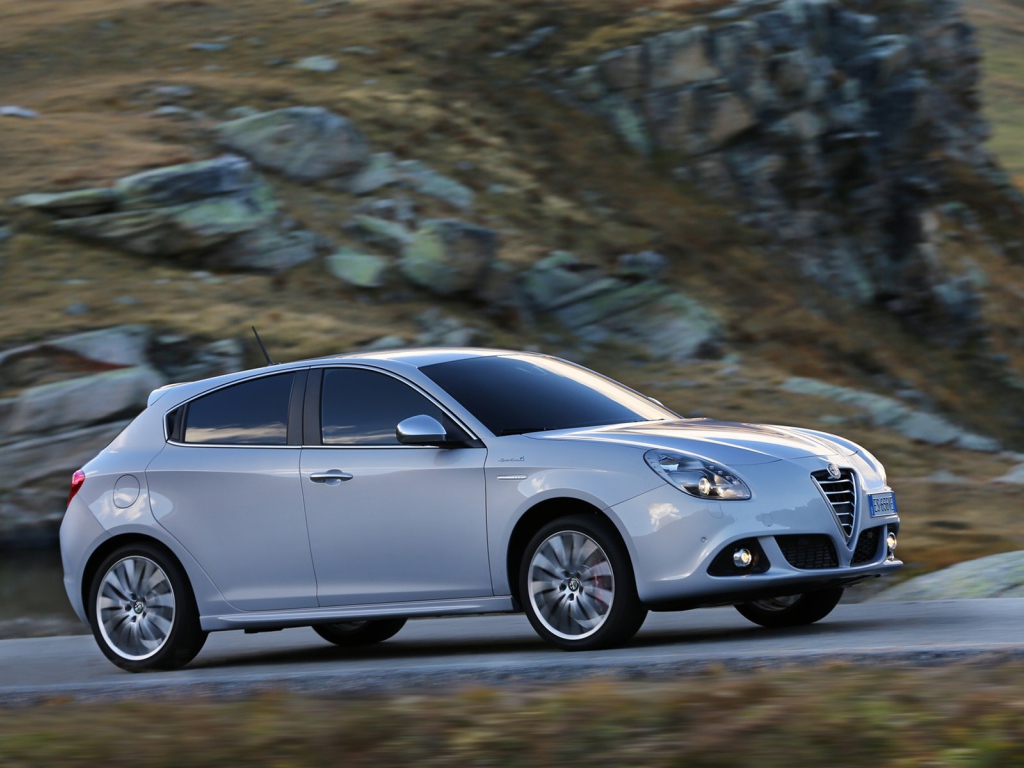Красивый автомобиль Alfa Romeo giulietta 2014