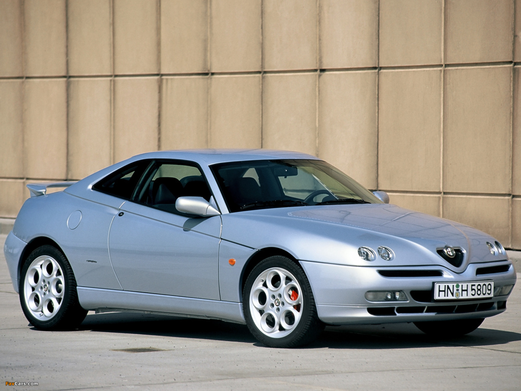 Красивый автомобиль Alfa Romeo gtv в Москве