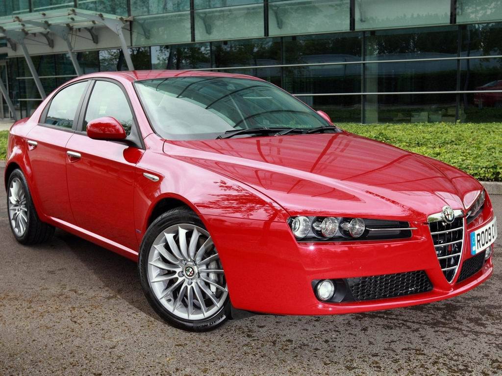 Красная Alfa Romeo 159