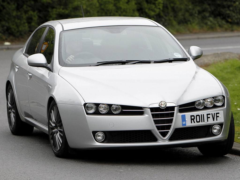 Белая Alfa Romeo 159