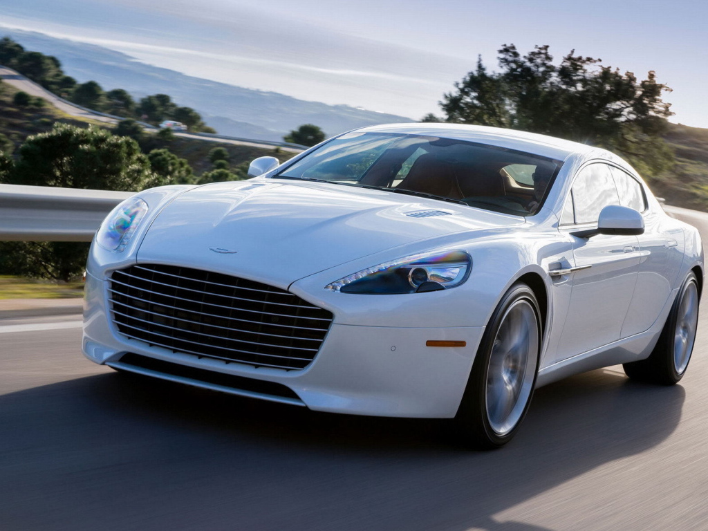 Автомобиль Aston Martin 2014 на дороге