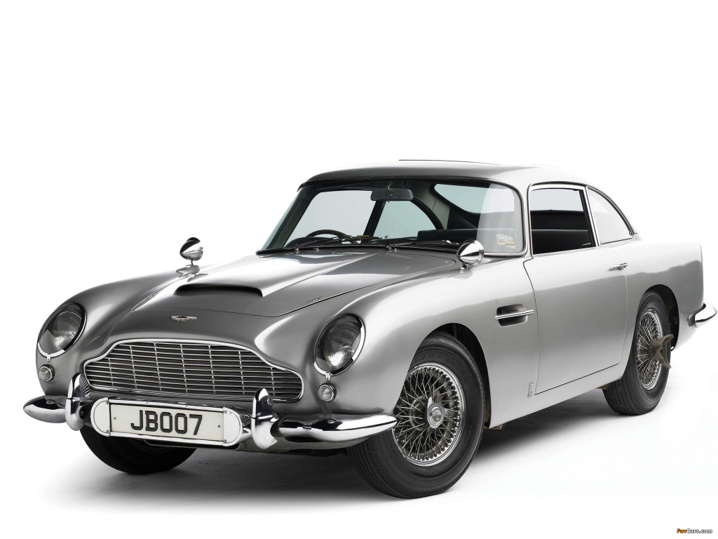 Автомобиль Aston Martin db5 на дороге