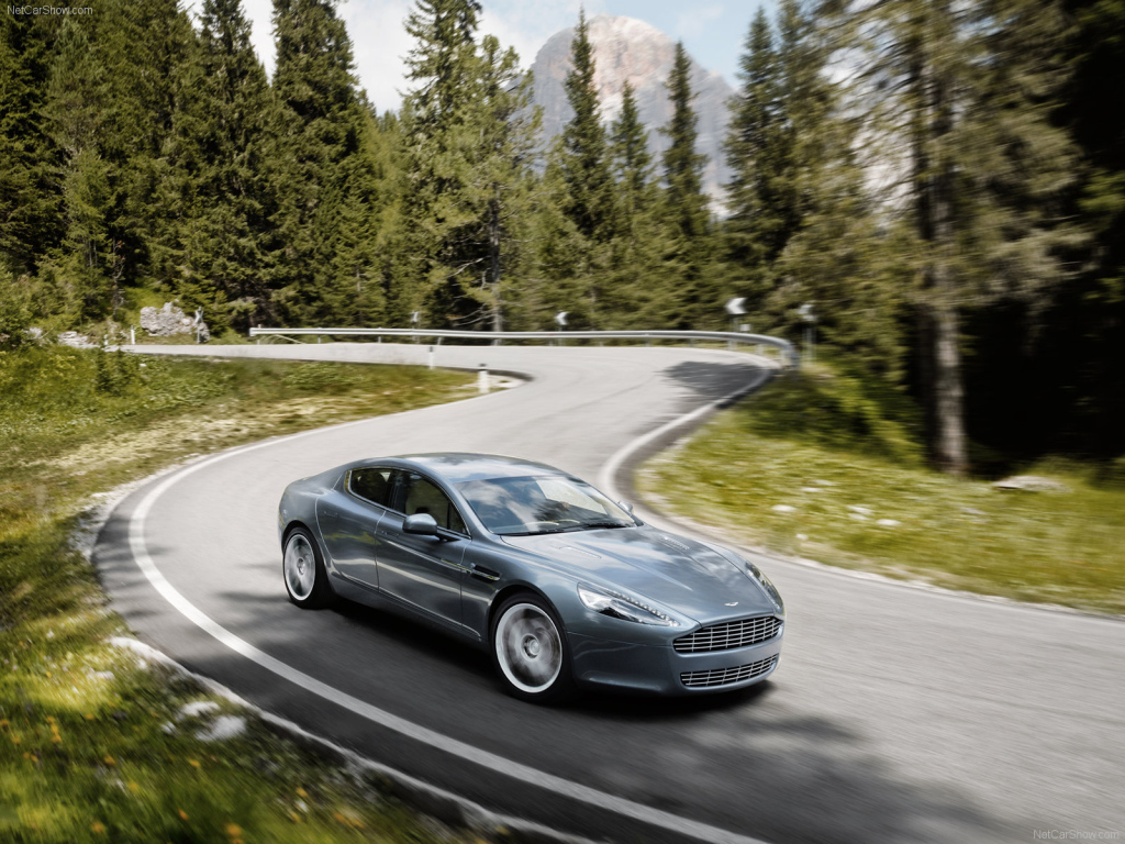 Автомобиль Aston Martin rapide на дороге