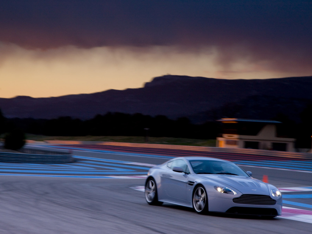 Автомобиль Aston Martin v12 на дороге