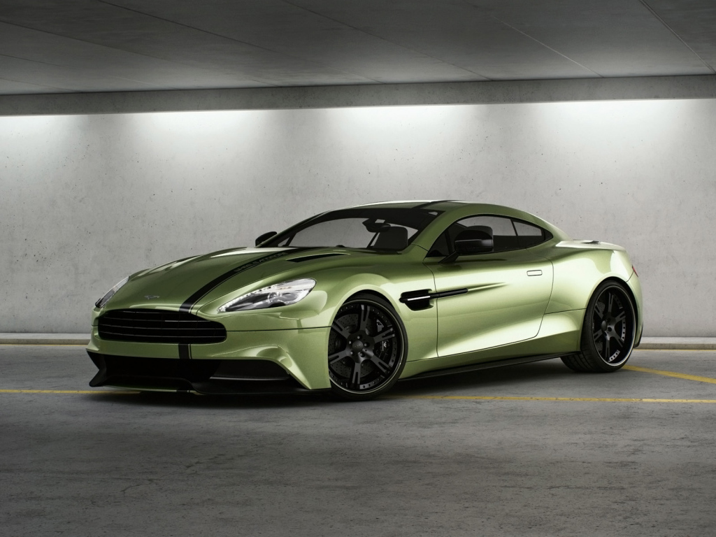 Автомобиль Aston Martin vanquish на дороге
