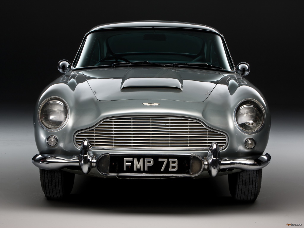 Красивый автомобиль Aston Martin db5