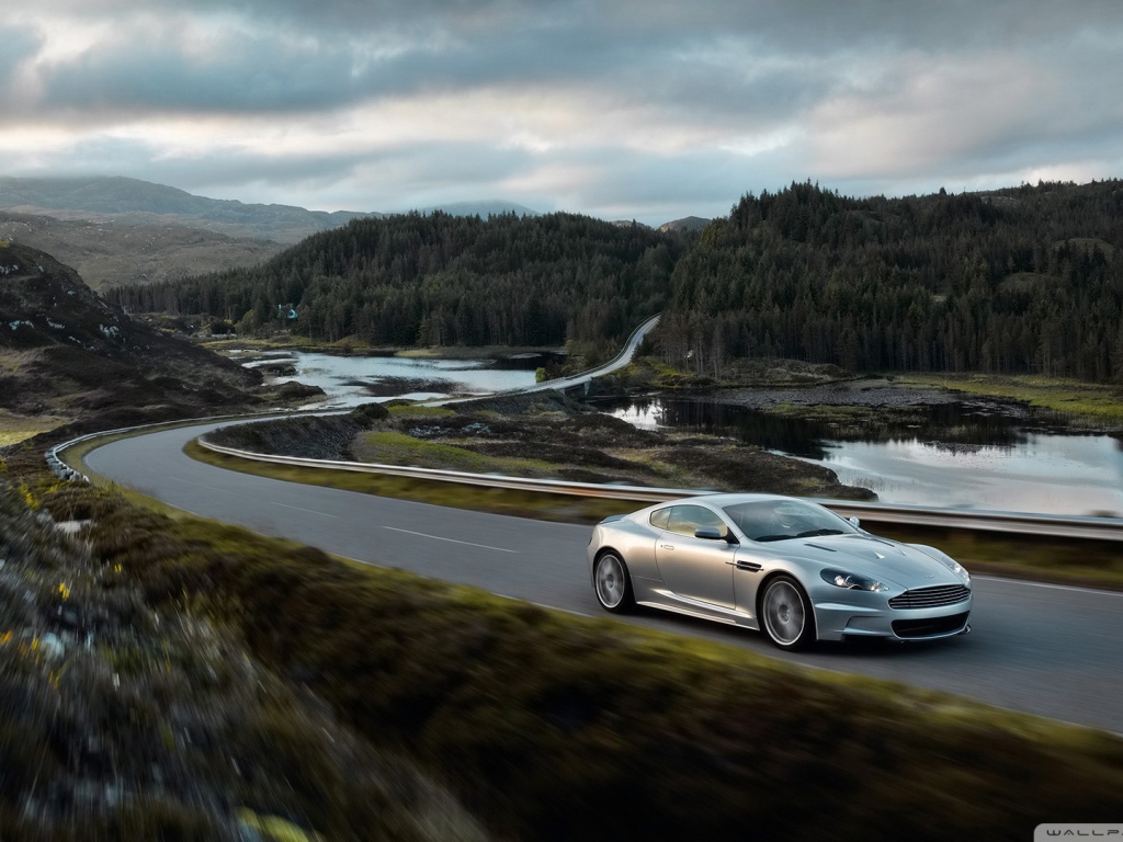 Красивый автомобиль Aston Martin dbs