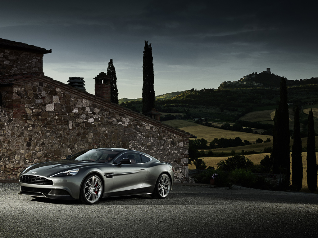 Красивый автомобиль Aston Martin 2013