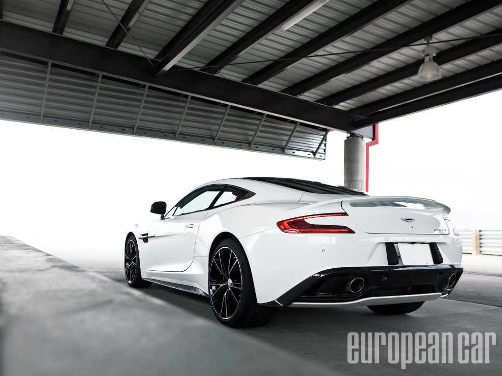 Красивый автомобиль Aston Martin 2014