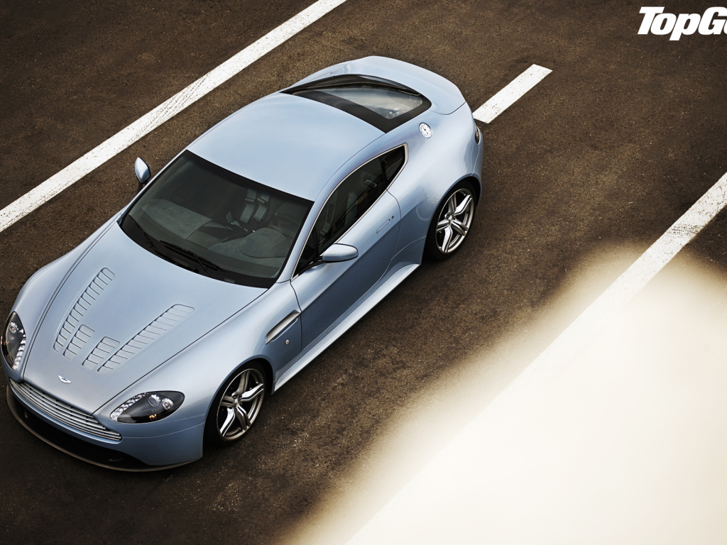 Красивый автомобиль Aston Martin top gear в Москве