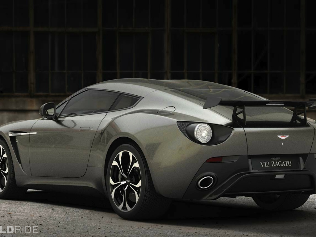 Красивый автомобиль Aston Martin v12 в Москве