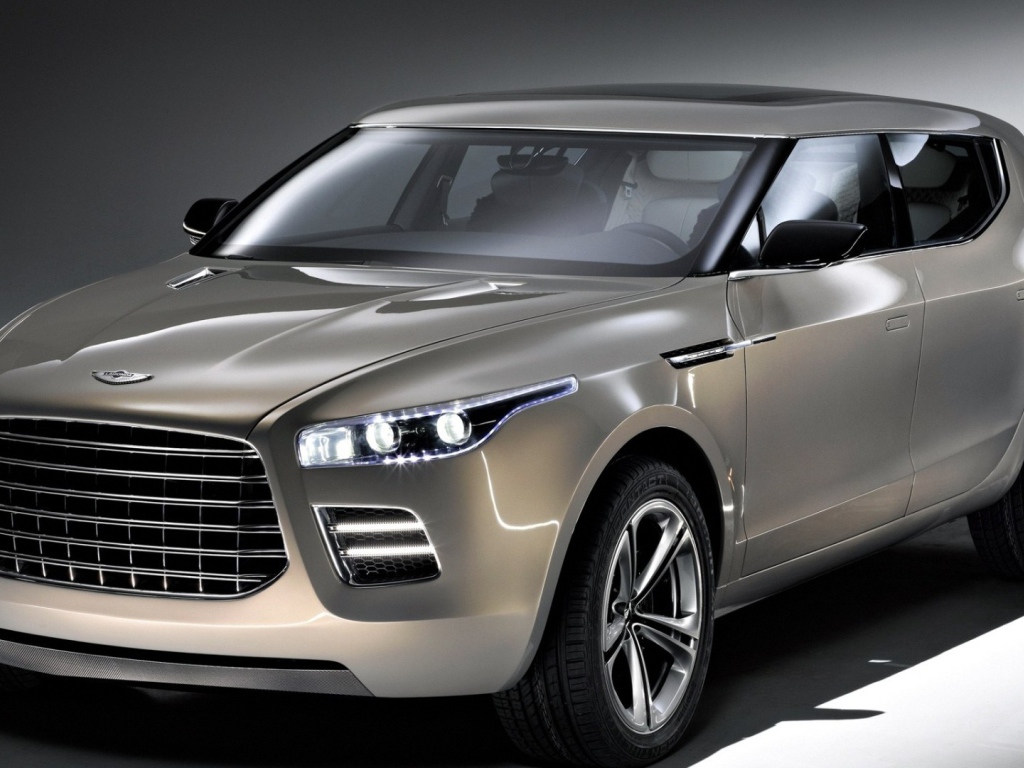 Автомобиль марки Aston Martin модели lagonda