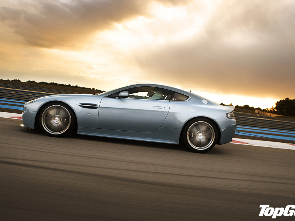 Автомобиль марки Aston Martin модели top gear