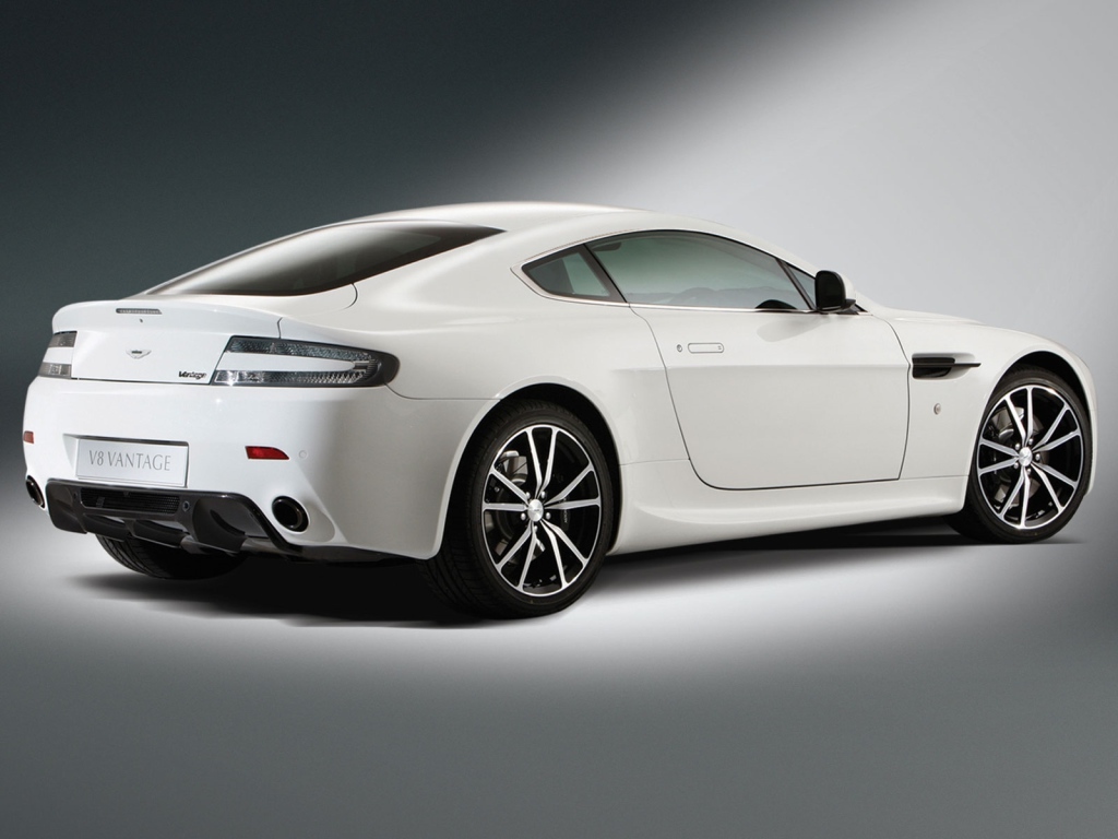 Фото автомобиля Aston Martin v8 vantage