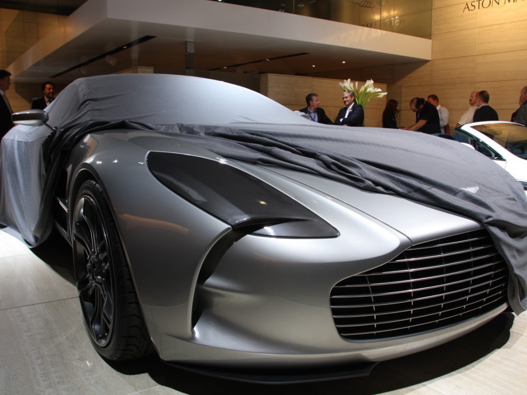 Серебристый Aston Martin one 77