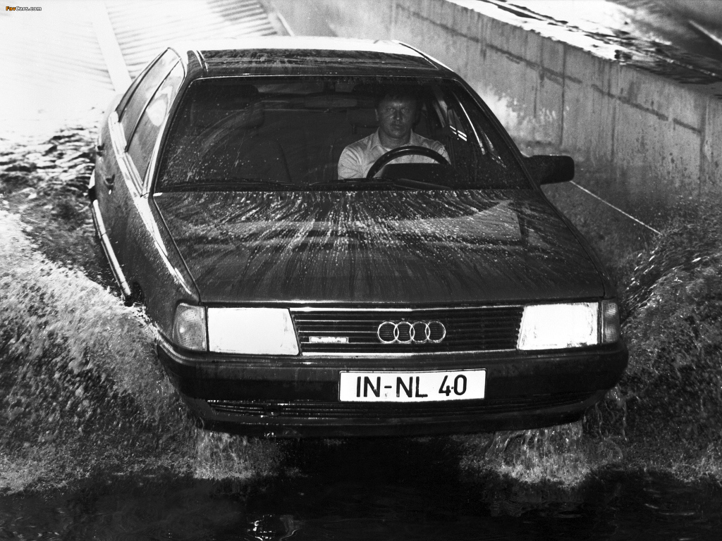 Автомобиль Audi 100 на дороге