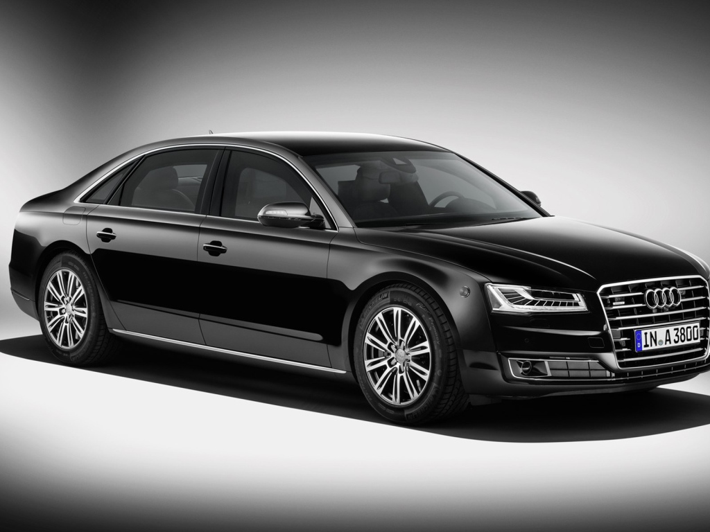 Красивый автомобиль Audi A8 2014