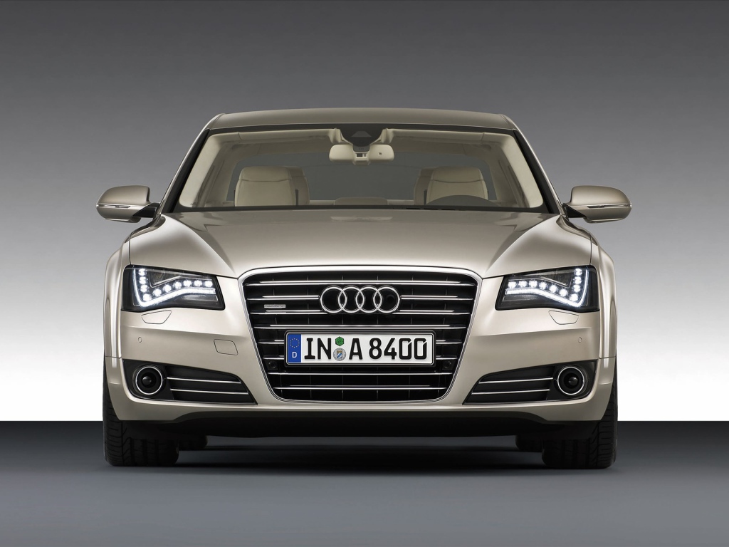 Красивый автомобиль Audi a8 в Москве