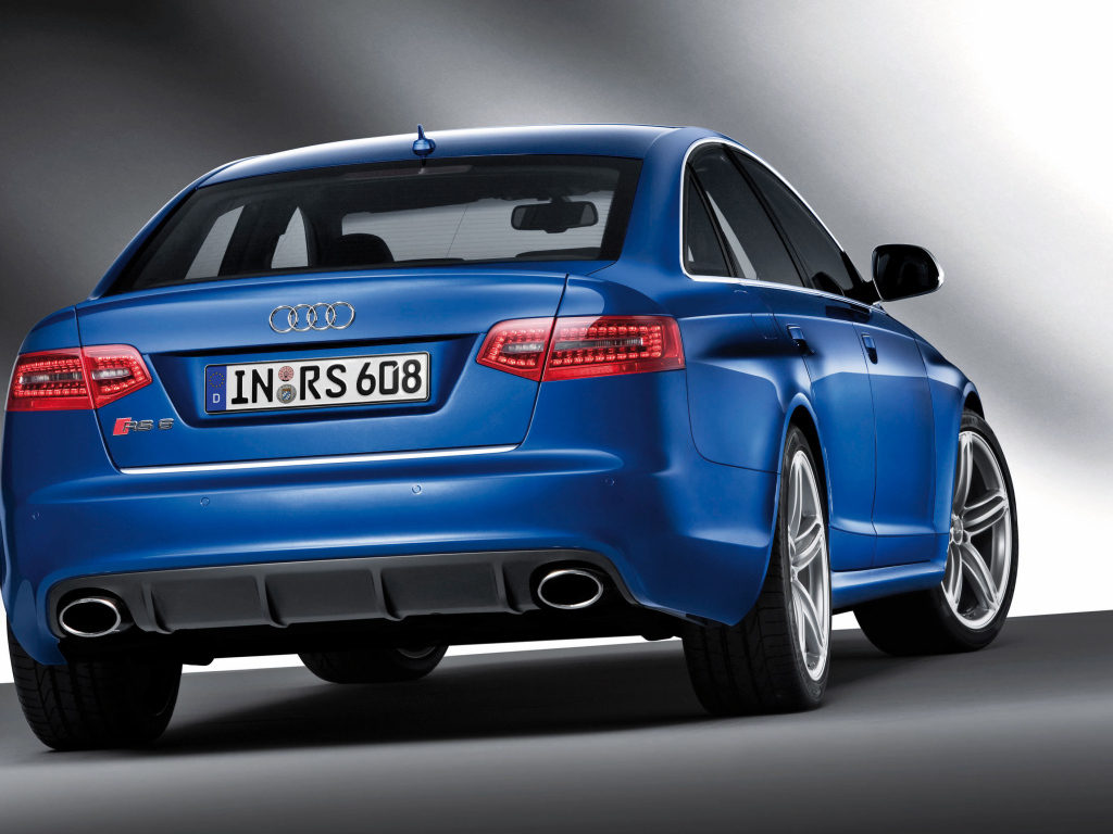 Красивый автомобиль Audi rs6 в Москве