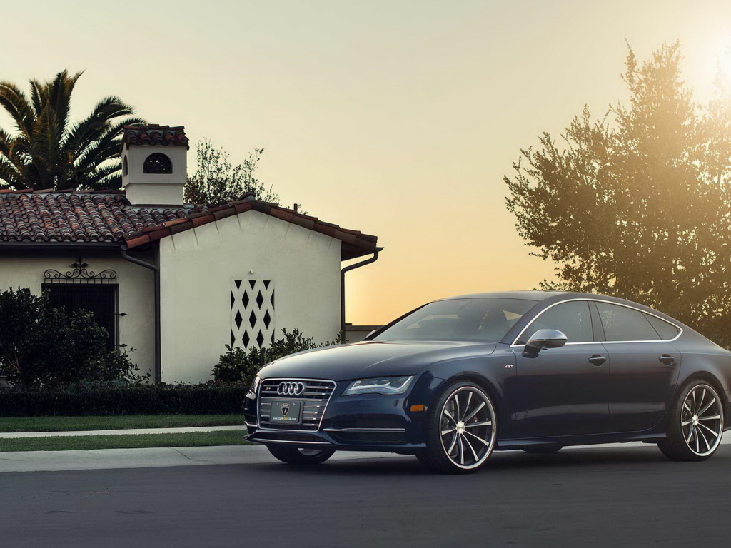 Красивый автомобиль Audi rs7