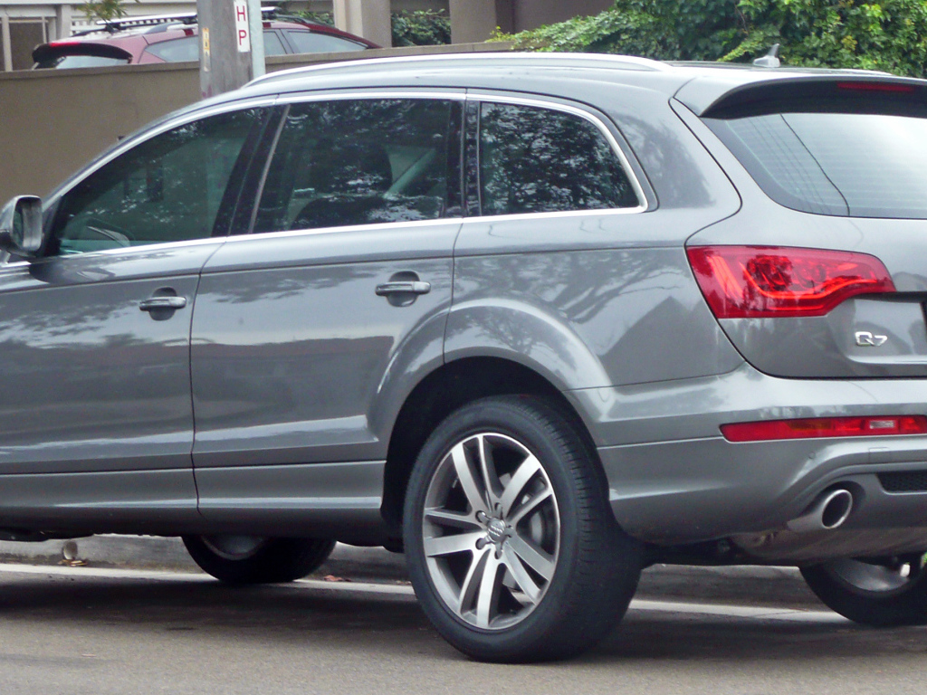 Серый Audi Q7