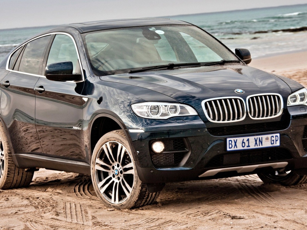 Красивый автомобиль X6 2014 года