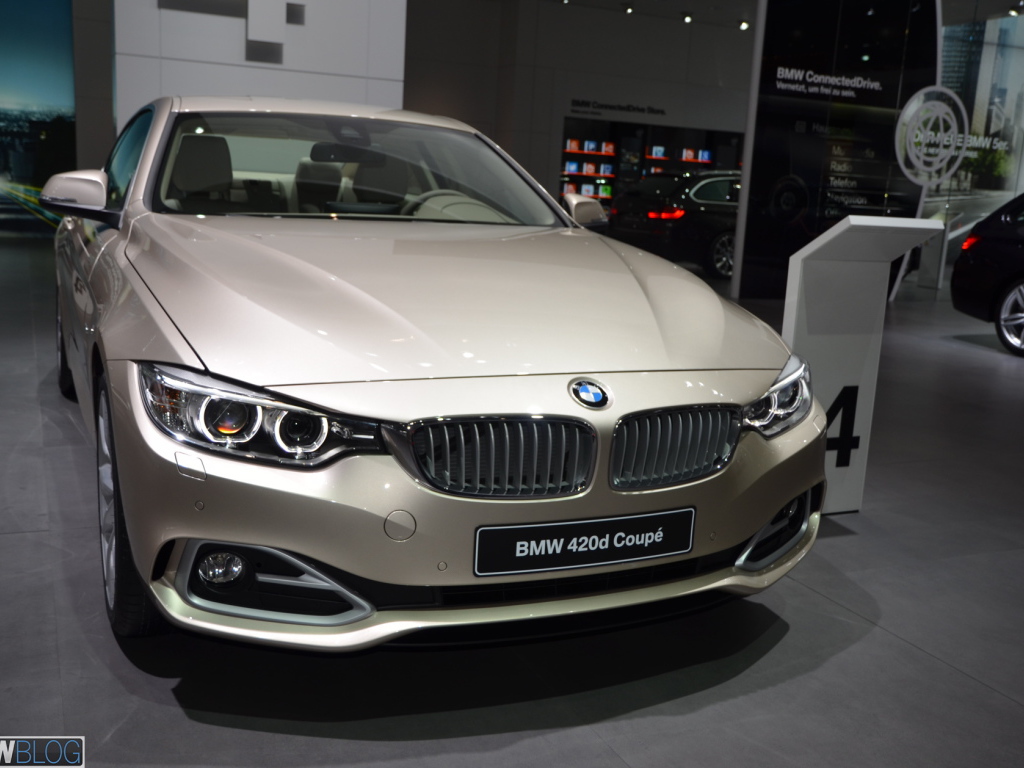 Красивый автомобиль BMW 4-series 2014 года в Москве