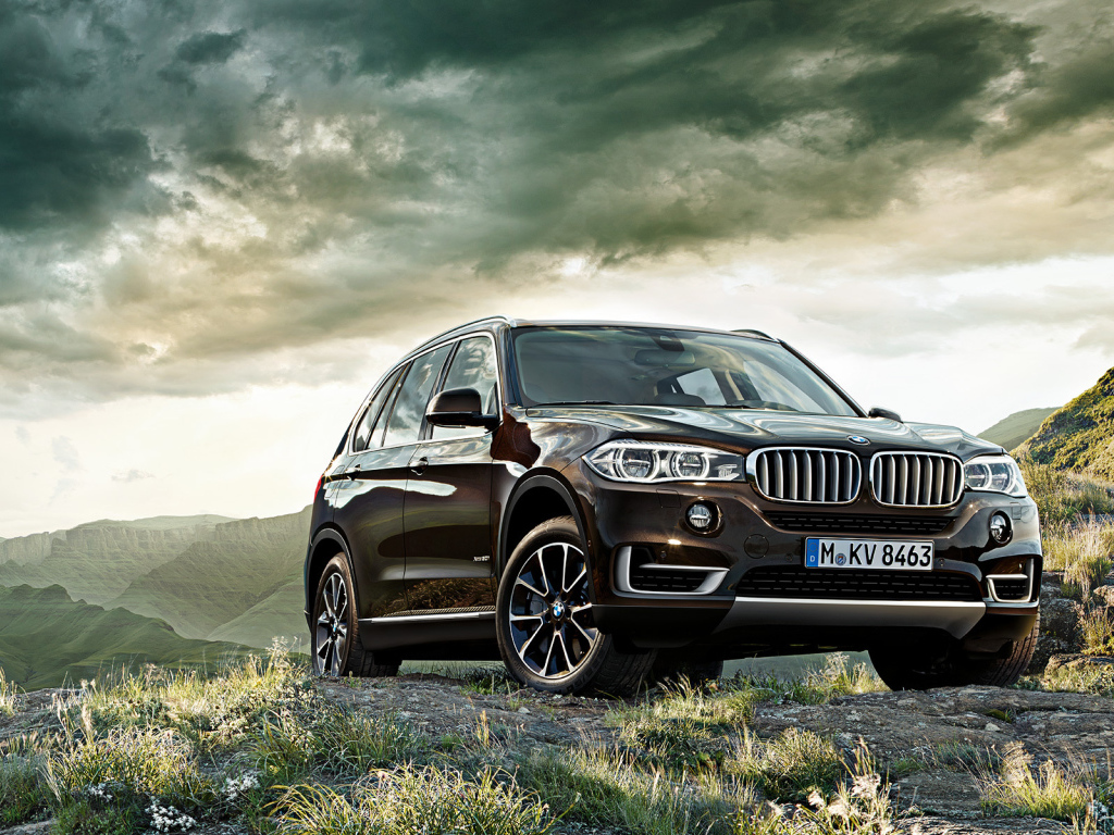 Автомобиль BMW X6 2014 года года на дороге