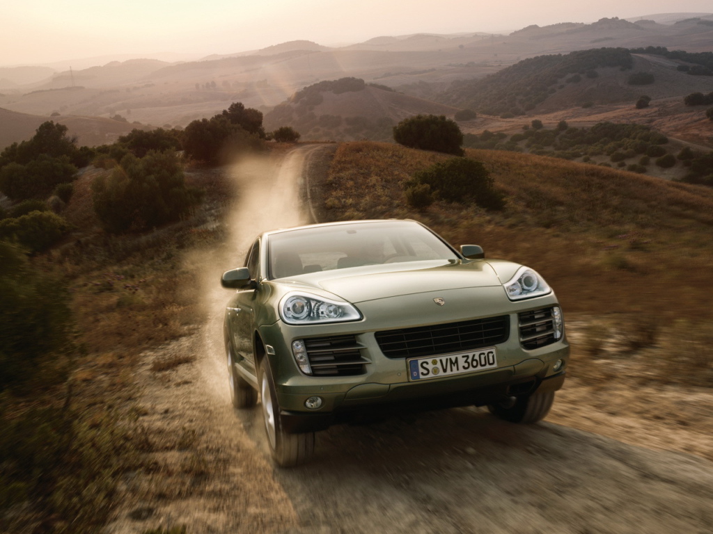 Автомобиль на грунтовой дороге