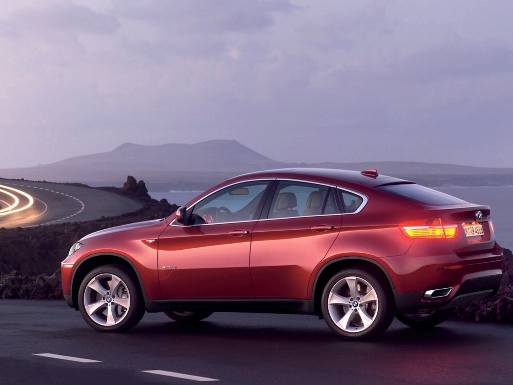 Красный BMW На дороге